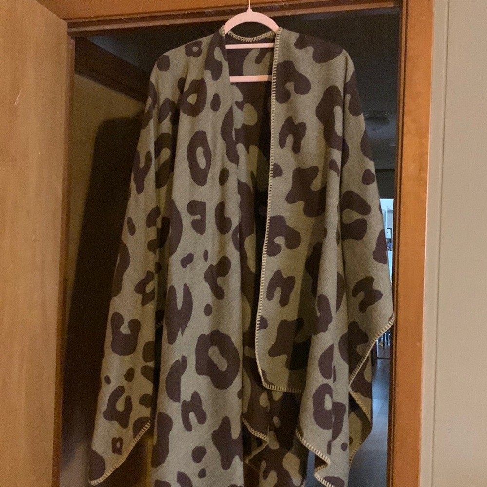 One size fits all wrap. No holes, tears,wear. Worn twice. Smoke free home.